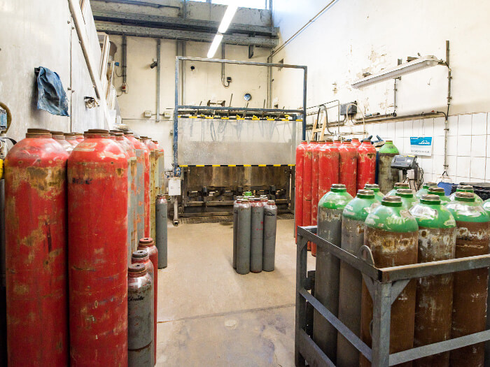 Provádění periodických zkoušek všech typů lahví pro technické plyny.